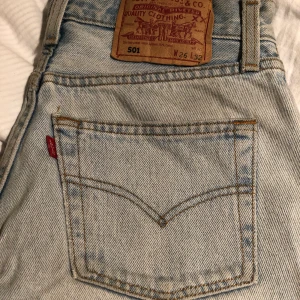 Levi’s - Säljer dessa ljusblåa Levi’s 501 pga. för små, köpt i vintagebutik. De är ljusare än vad bilden visar. Strl 26 midja & 32 i längd, tror dock att storleken inte riktigt stämmer med vad som står, midjan är ca. 70 cm. Nytvättade men har märken/ränder! Kan skicka fler bilder ❤️