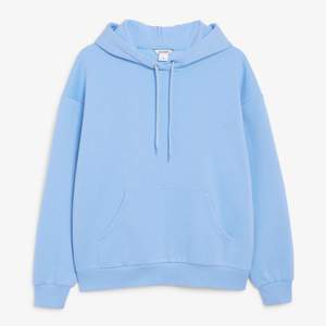 Blå jättefin hoodie från Monki, köpt i somras. Ordinarieplats ligger runt 200kr tror jag😁
