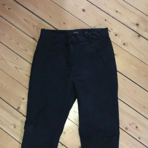 Svarta kostymbyxor - Säljer ett par svarta tajta kostymbyxor. De sitter även tight på vaden. Köpt på Veromoda för flera år sedan. Storlek 32 men skulle säga att de passar även 34. Frakt tillkommer