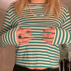 Randig tröja - 💕BUDA I KOMMENTARERNA ELLER PRIVAT💕 Grön randig tröja storlek S, jättefint skick! Fraktar helst pga corona men annars kan jag mötas upp i Nacka!