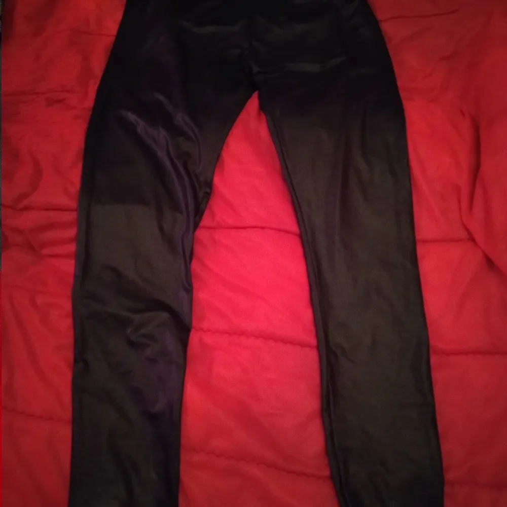 Ett par svarta i storlek L .färg svarta .. Frakt 66 kr spårbart.... Jeans & Byxor.