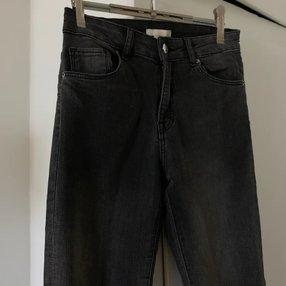 Snygga jeans från H&M som köptes för 2 år sedan, men knappt använda sedan dess. Säljer pga att de nu blivit för små.. Jeans & Byxor.