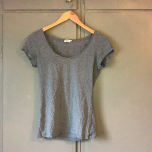 Flippa k t-short - Mycket bra skick, en t stort med kortare armar 100% polyester🎂💋