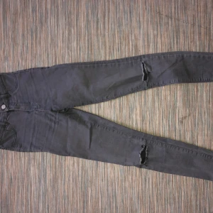 Tighta gråa jeans - Tighta gråa jeans från Zara. Sitter jättesnygg och är väldigt töjbara.