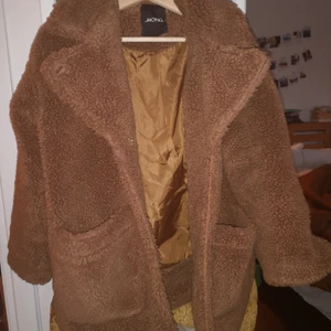 Teddyjacka, monki XXS - Mysig teddyjacka som är perfekt på vintern. Storlek XXS. Passar även för en xs till s då den är rätt stor i storleken. Använd några säsonger men i fint skick. Köparen står för frakt. Pris kan diskuteras vid snabb affär! 