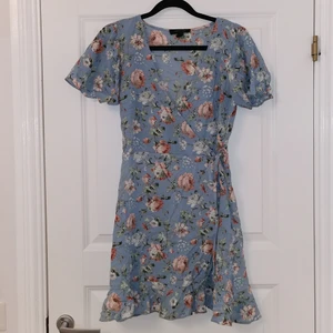 Blommig wrap dress 36 - Duvblå wrap klänning från primark/atmosphere.