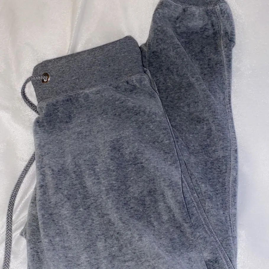 Gråa mjukisbyxor från Cubus i storlek XS. Köptes för 250kr och säljer för 40kr☺️. Jeans & Byxor.