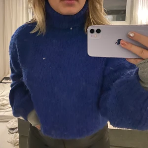 blå stockad tröja  - blå stickad tröja med hög krage. från chiquelle endast använd ett fåtal gåbger så jättebra skick☺️