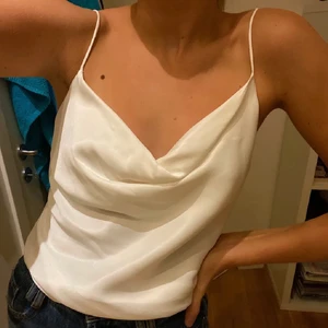 fest topp från zara - super snygg silkestopp från zara i silkesmaterial, första bilden är från förra ägaren. från förra ägaren var den endast testad och jag har också bara testat den så den är som ny!