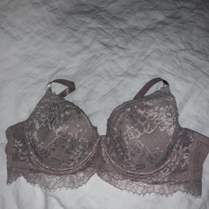 Superfin Bh  - Säljer denna superfina bh:n då den inte passar mig. Är i storlek 85B. Den går ut lite på framsidan där spetsen slutar vilket jag tycker är väldigt fint. Den har även en fin spets längst ner. 130kr ink frakt🤍