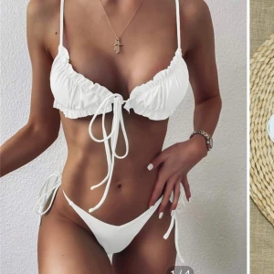 Bikini - Säljer en supefin bikini från Shein. Aldrig använt, endast testad med underkläder under! Köparen står för frakten 💗Buda gärna, Högsta bud 180kr