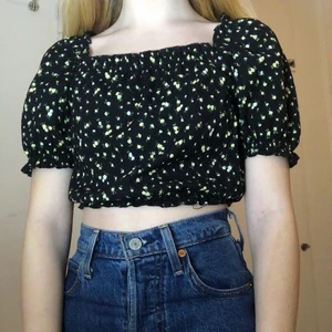 Topp strl xxs - En blommig topp från h&m i strl xxs. Sällan anvönd och i bra skick. Köparen står för frakten🤍