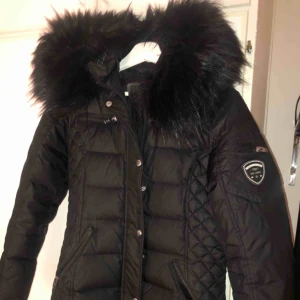  - Säljer min Jacka från Rockandblue, storlek 36. Modell ”Beam Mid” 100% dun och fuskpälskrage. Inköpt denna vinter för 2999kr.
