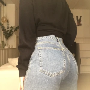  - Mom jeans från bik bok, skit snygga! Kommer dock inte till användning:( Jag är 156cm lång och dem passar perfekt på mig! Passar dig med lite kurviga höfter;) nypris var 599 och dem är knappt använda. Möts upp eller fraktas då (swish)