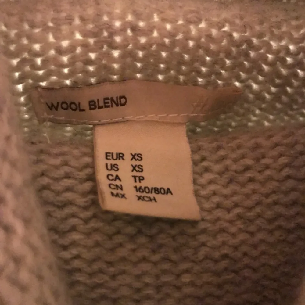 Oversize ulltröja från H&M, polokrage. Strl XS, lång modell. . Stickat.