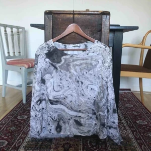  - Jättefin tröja från Weekday strl M. Kommer tyvärr inte till användning hos mig! 