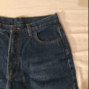  - Jättefina högmidjade loosefit jeans köpta secondhand. Det står storlek 40 i dem men de är för små för mig som har 30 så skulle gissa på s/m :) tar emot swish och frakt tillkommer