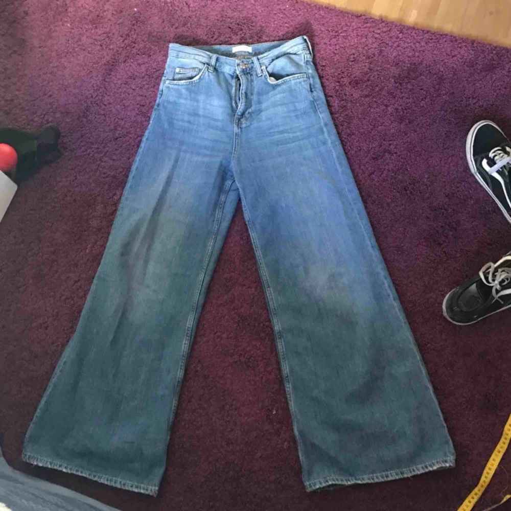 ett par utsvängda jeans från Zara! tunt jeansmaterial, väldigt mjuka och bekväma☺️. Jeans & Byxor.