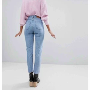  - Mom jeans från monki. Motsvarande strl XS/S Inga slitningar alls, hann använda fåtal gånger innan jag växte ur de. Då de inte passar längre har jag inte jätte bra bilder men hör av er om ni vill ha flera!