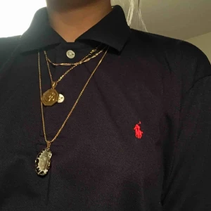  - Marinblå polo tröja nyskick från humana