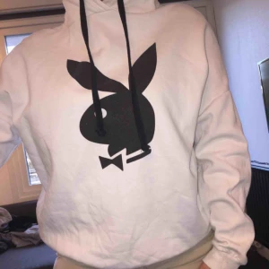  - Mysig hoodie med Playboy motiv på. Storlek XS men verkligen stor i storleken. Skulle sagt M eller L. Frakten ingår i priset☺️