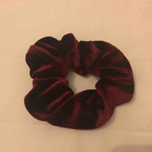  - Vinröd scrunchie i sammet 