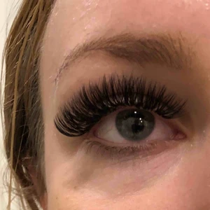  - Hej hej tjejer. Volymfransar-400kr, Singelfransar-300kr. Välkommen i Kallhäll centrum 😍