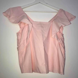 - Ljusrosa topp med volang från Zara. Storlek M men liten i storleken så passar S. Spruckit lite i ryggen men det är inget jag har märkt av, förövrigt bra skick.   