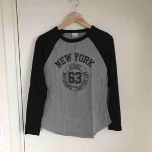  - Snygg baseball-tröja med tryck. Något använd men i fint skick