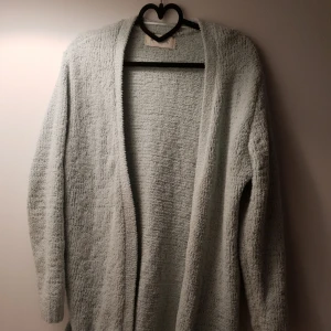  - Jätte mysig kofta med fickor från BIKBOK. Använd endast 1 gång. Ni står för frakten som är 37 kr 🌸