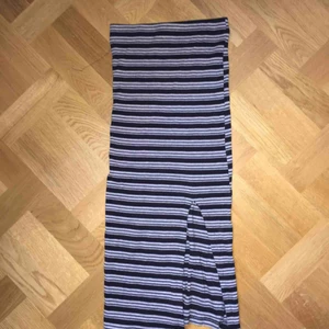  - Tubkjol från Bershka i stetchigt mjukt material. Slitsöppning framtill