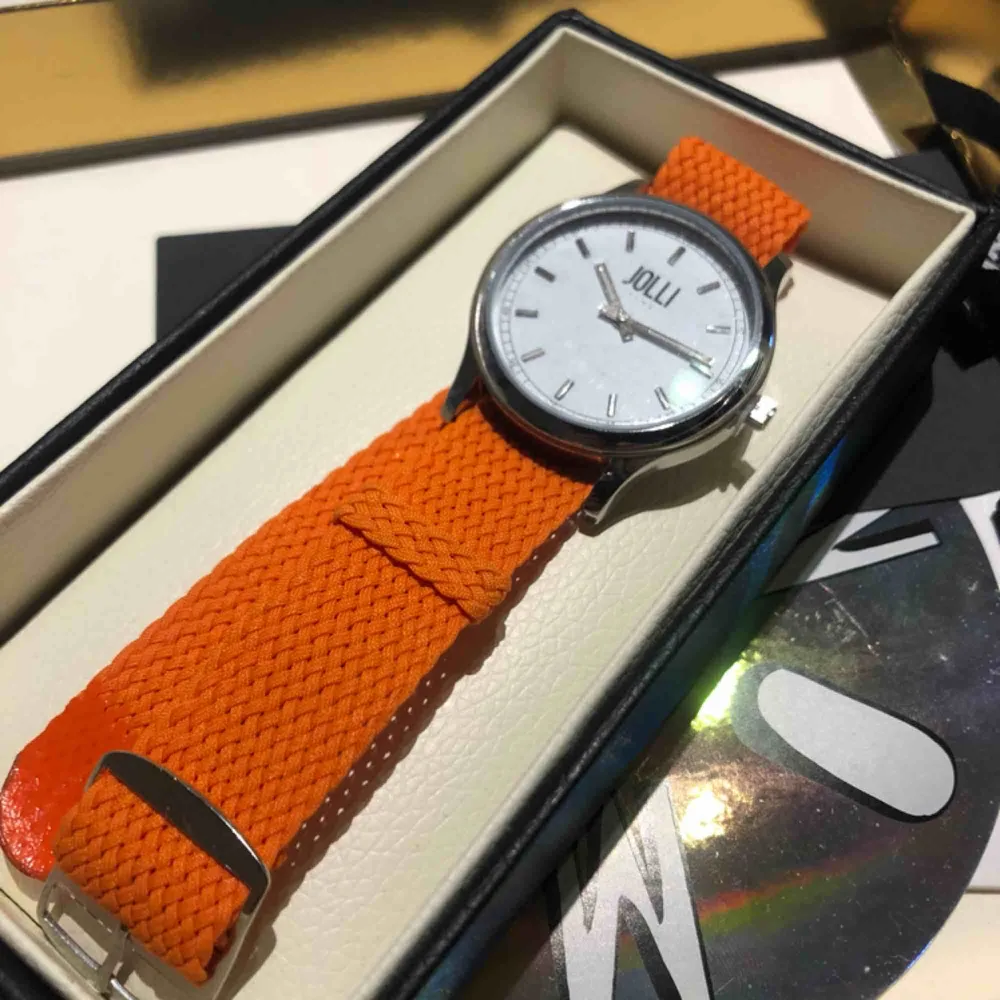 Säljer denna snygga, oanvända klocka från JOLLI TIME!❤️ den är orange och inte korall som det kan se ut på bilden, säljaren står för frakt.❤️. Accessoarer.