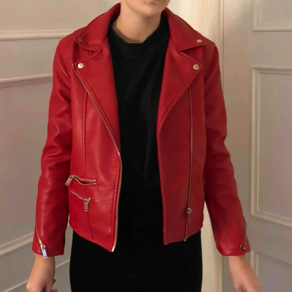 Jättefin röd skinnjacka i nyskick från Zara kids. Tjejen på bilden har vanligtvis S om ni vill jämföra storleken :), eventuell frakt tillkommer🌸. Jackor.