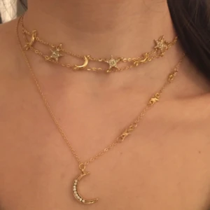  - Guldig dubbelchoker med stjärnor måne och strass☄ ljuvlig till sommaren🌸 Aldrig använd-endast provad på(bilderna)Frakt: 9kr