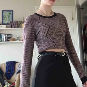  - Lite tjockare tröja ifrån Monki.  Den är uppvikt på bilden och är inte croppad. Storlek XS Har haft den länge men den har aldrig kommit till användning 💓 