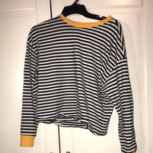  - Randig långärmad med senapsgula detaljer. Strl S. Aldrig använd. 70 kr. Grå hoodie strl M. Knappt använd. 90 kr. Randig stickad tröja i strl S. Aldrig använd. 70 kr. Frakt tillkommer. Kan skicka mer bilder