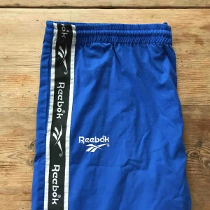  - retro reebok trackpants, stora i midjan men insydda och upplagda pga de var gigantiska, jag som är XS i midjan kan ha dem pga snörningen. Köparen står för frakt 