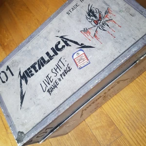  - Samlarbox Metallica 3 vhs, 3 cd Något skadad i boxen. 