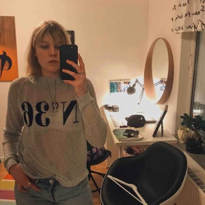  - Lite genomskinlig tröja med luva baktill.   Säljer då jag rensa ur min garderob.  Frakt ingår inte i priset så den kostnaden tillkommer.