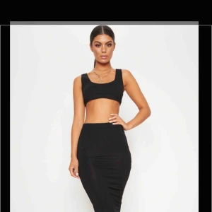  - Kjol från PrettyLittleThing. Aldrig använd, lapp kvar. 