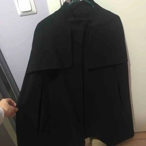  - Otroligt fin svart cape från HM! Passar alla från storlek 34 och upp. Helt ny, aldrig använd. Ord pris 799 kr. 