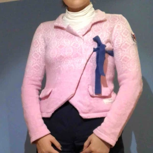  - En odd Molly kofta i fint skick. Är i storlek 1 som motsvarar S. Fickorna är fortfarande igen sydda men går att spreta upp om man vill. Möts upp i Stockholm eller så står köparen för frakt. 