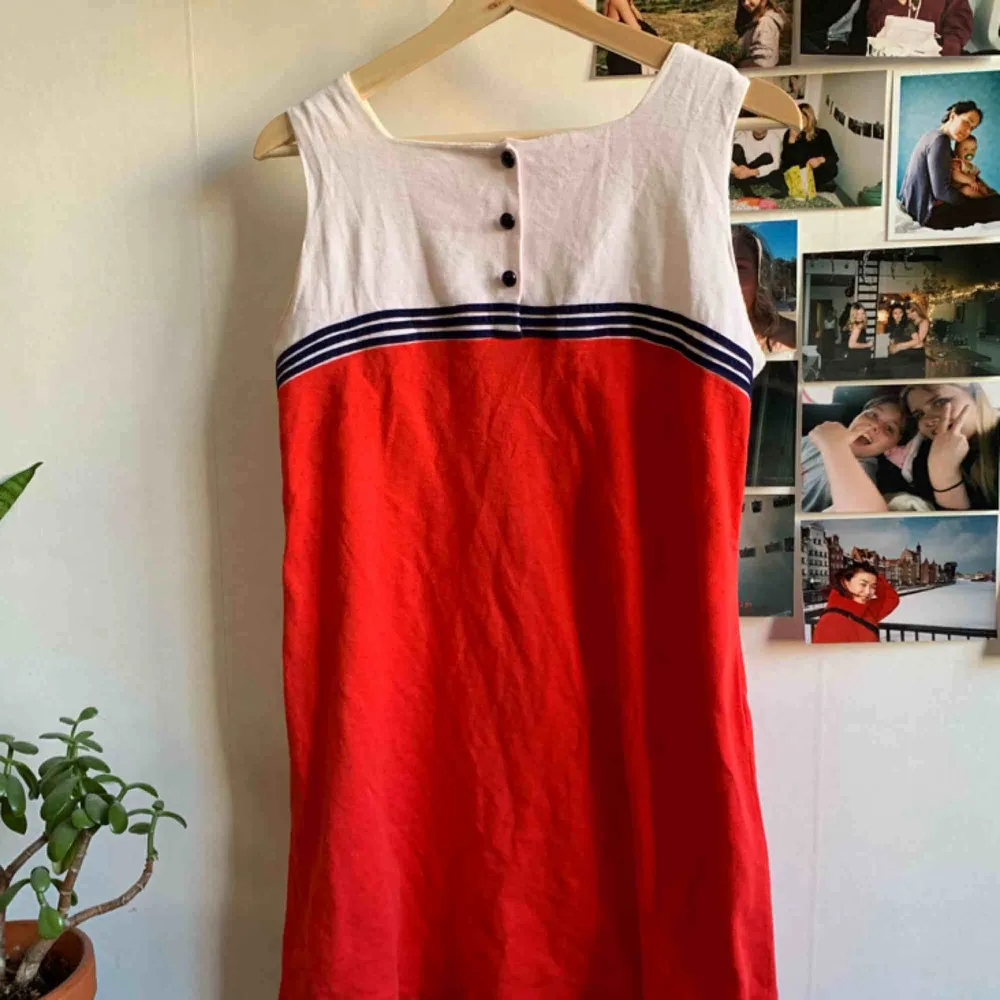 Unik 60-talig klänning!! Så fin. Tror den är hemmasydd (köpt second hand), men är liksom en ordentlig klänning med foder osv. . Klänningar.