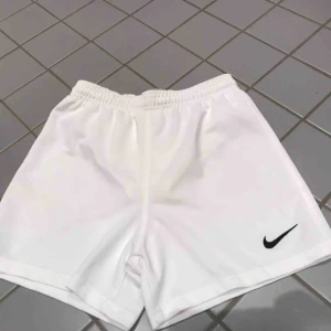  - Vita Nike shorts Storlek S