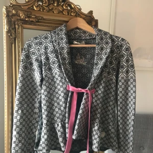  - Nästintill oanvänd oss Molly kofta !