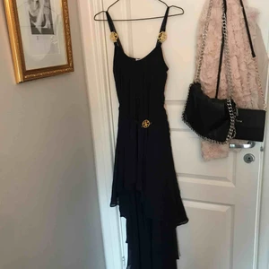  - Långklänning som inte kommer till användning. Använd 1 gång. Har som ett längre släp baktill och är knälång framtill. Hör av dig för mer information och fler bilder! Kram❤️