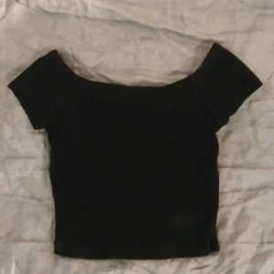  - Croptopp, magtröja från zara. Perfekt bakis tröja till skommaren☀️☀️☀️