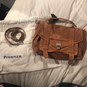  - Säljer en äkta Proenza Schouler väska i mocka. Finns bevis på att väskan är äkta. Finns två jätte små fläckar på väskan som man kan få bort med borttagning som är till för mocka. Super bra skick och använd cirka 1-2 gånger.  Köpt för 15 950 kronor.   