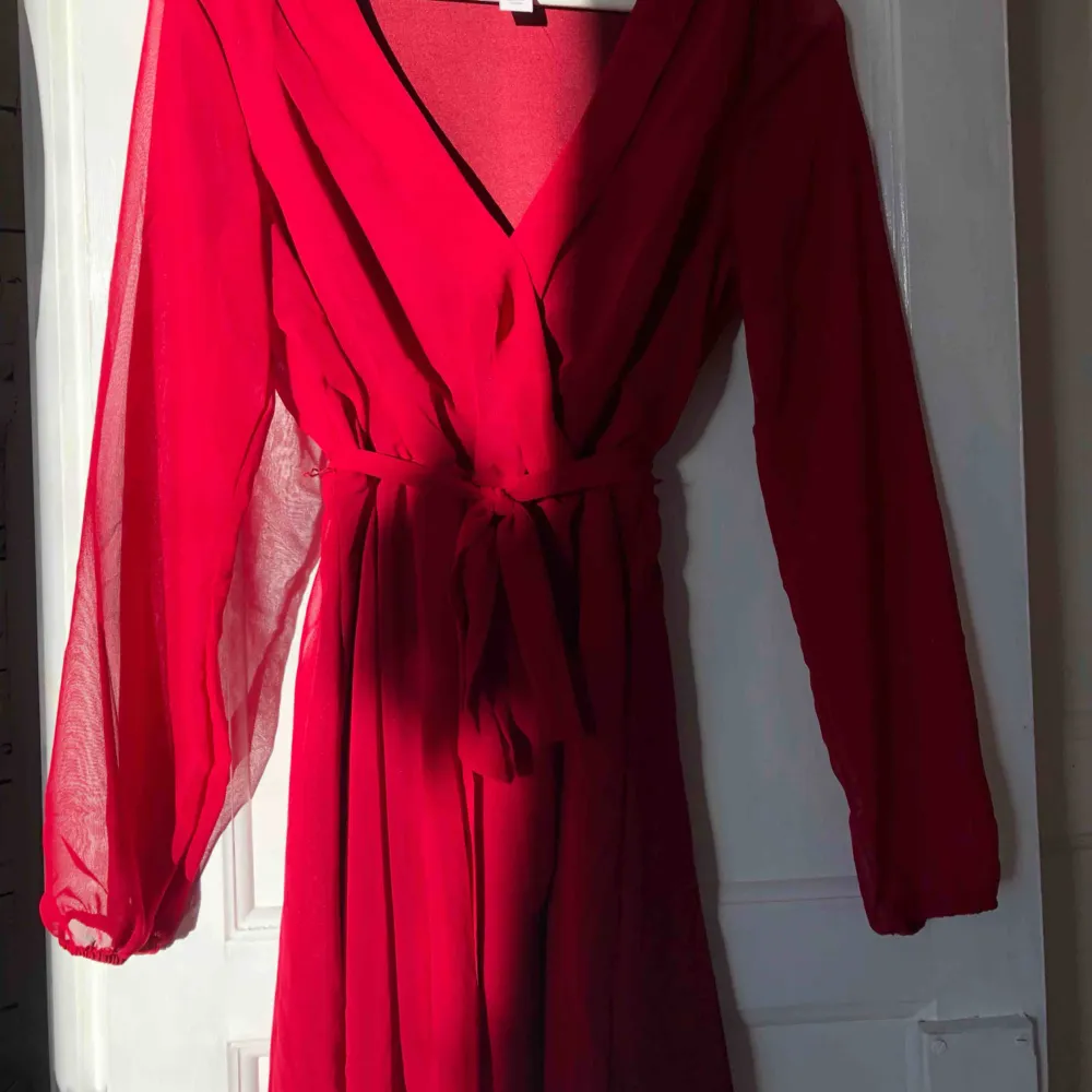 Säljer denna jättefina vinröda chiffongklänning från Nelly! Den är väldigt sparsamt använd och är som ny! Passar perfekt till våren . Klänningar.