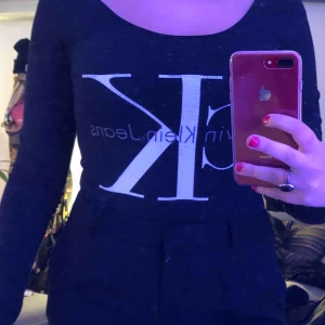  - Jätte snygg Calvin Klein body köpt på urban outfitters. Trycket är lite slitet som ni ser på andra bilden annars i väldigt bra skick! Storlek S men kan även passa en M🥰🥰 frakt 30kr 